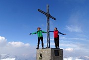 02 Sulla croce di vetta del Monte Venturosa (2000 m)